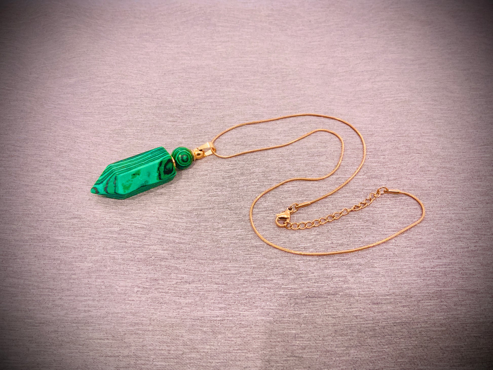 Crystal Emerald Green Malachite Hollow Stash Festival EDC Pendant Bottle Necklace with Secret Hidden Mini Spoon to hold Ash/Oil/Perfume Herbs/Powder/Sand/Stones Chakra Healing Spiritual Energy for Higher Aura Vibration Love Universe Law of Attraction